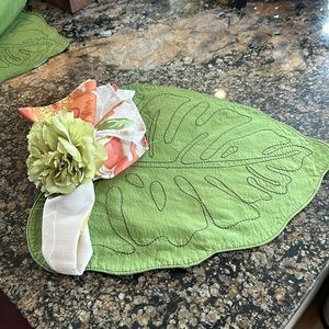 4 Pc. place setting of leaf place mats, floral napkins and flower napkin rings
